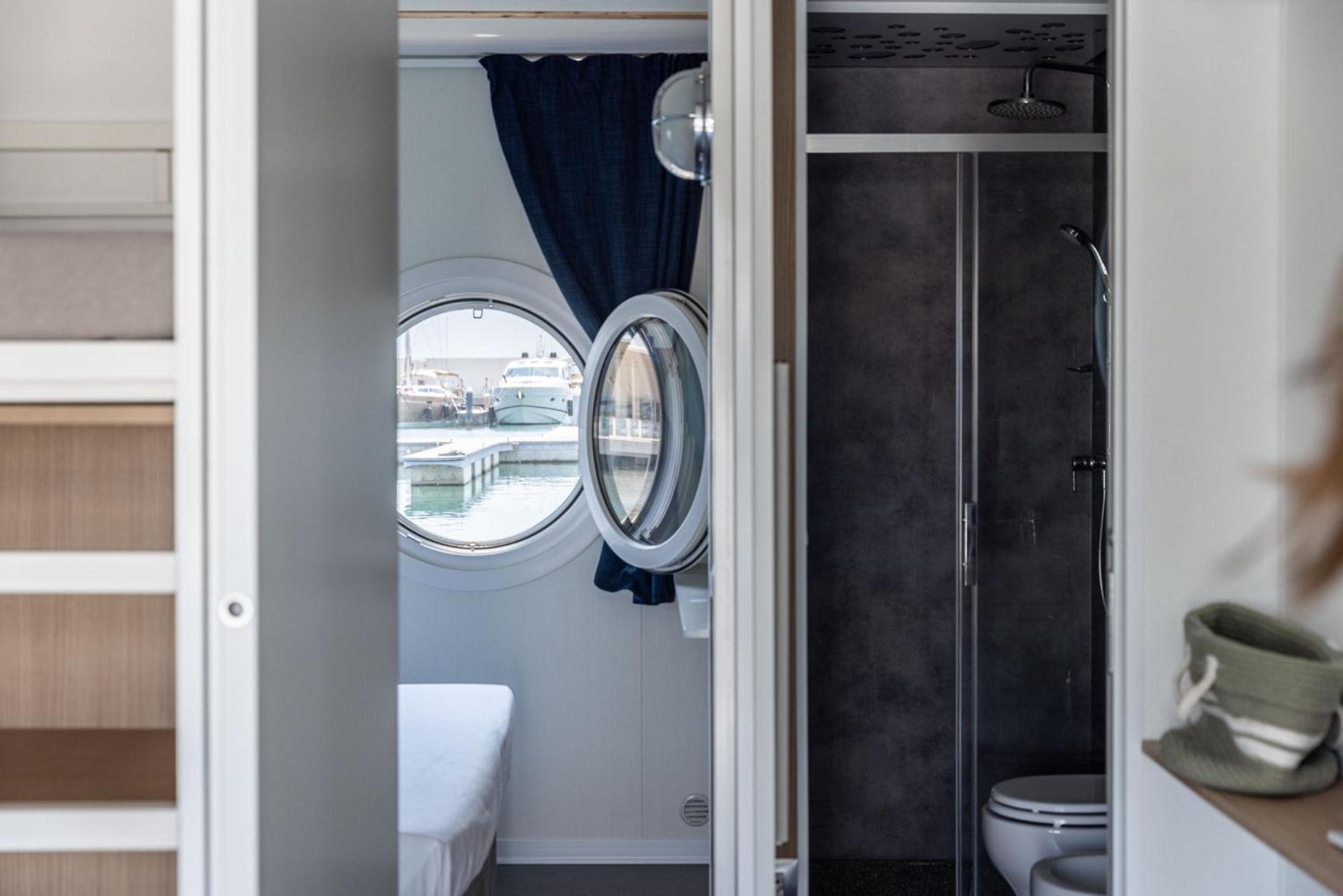 Marina Del Gargano Houseboat Hotel Манфредония Екстериор снимка