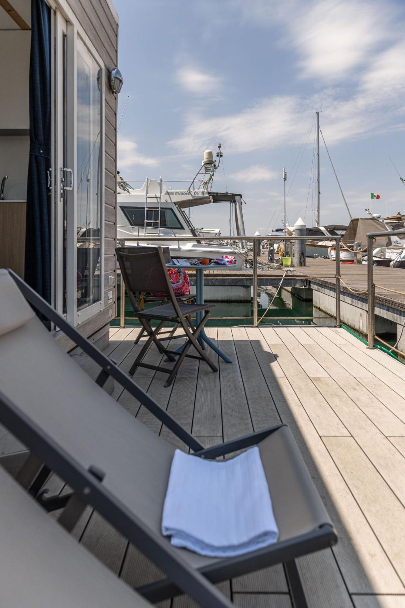 Marina Del Gargano Houseboat Hotel Манфредония Екстериор снимка