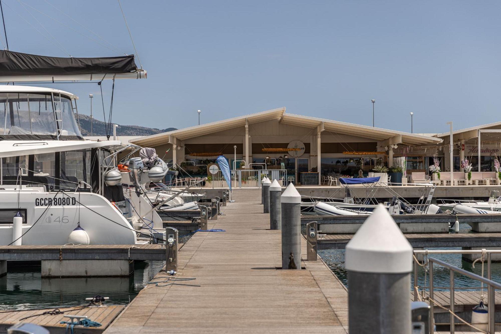Marina Del Gargano Houseboat Hotel Манфредония Екстериор снимка