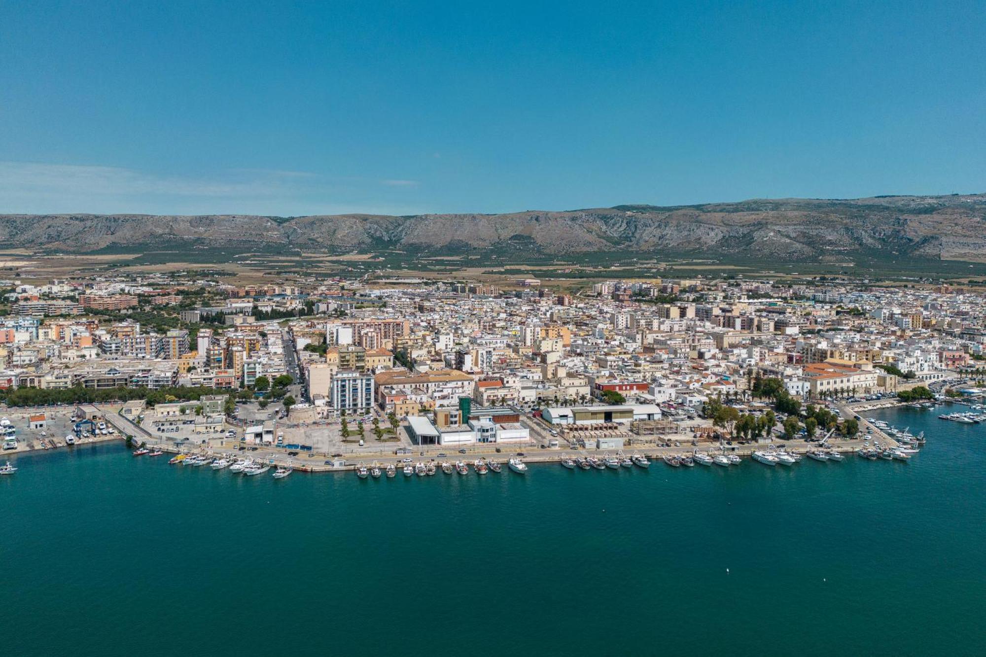 Marina Del Gargano Houseboat Hotel Манфредония Екстериор снимка