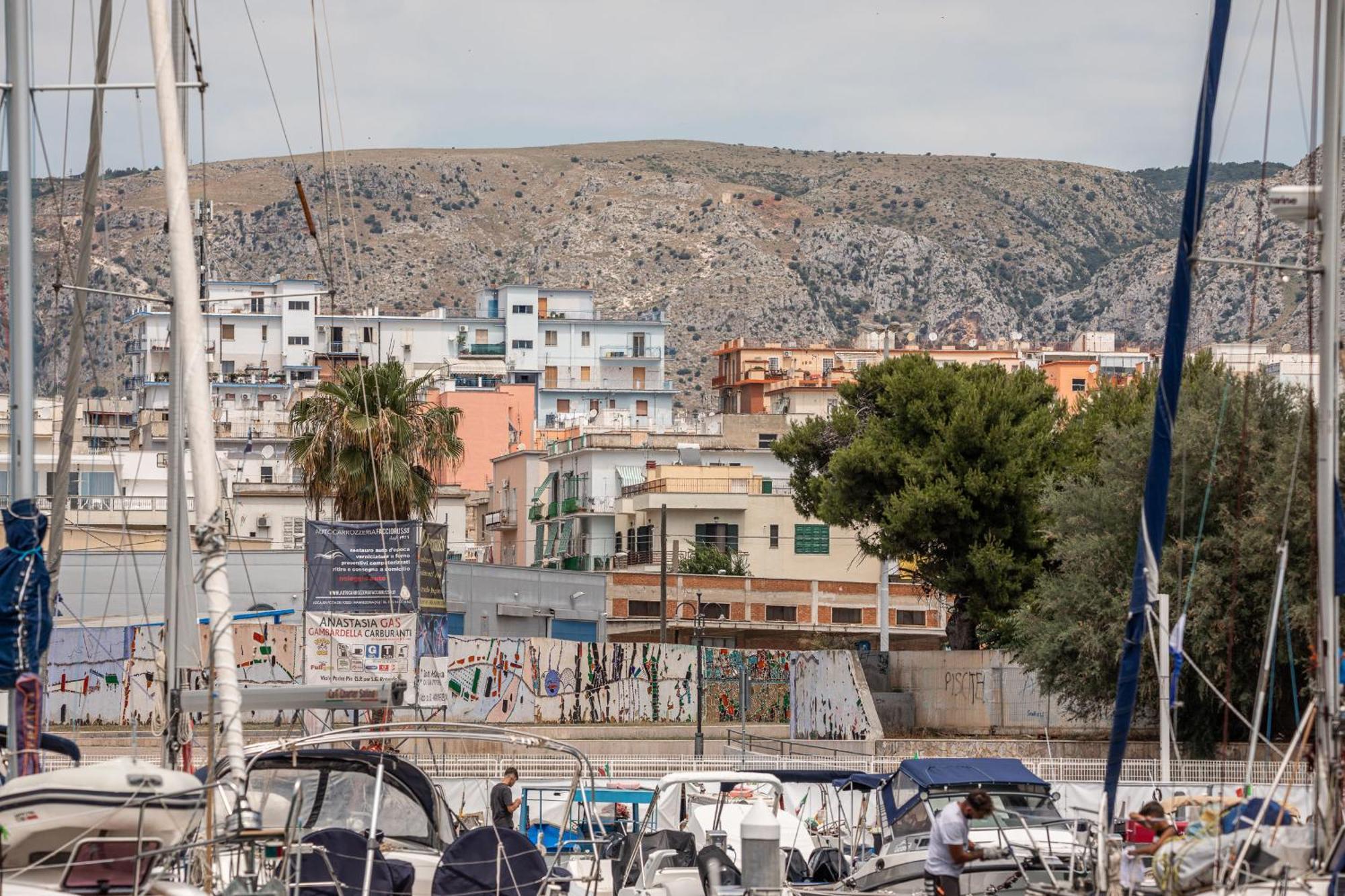 Marina Del Gargano Houseboat Hotel Манфредония Екстериор снимка